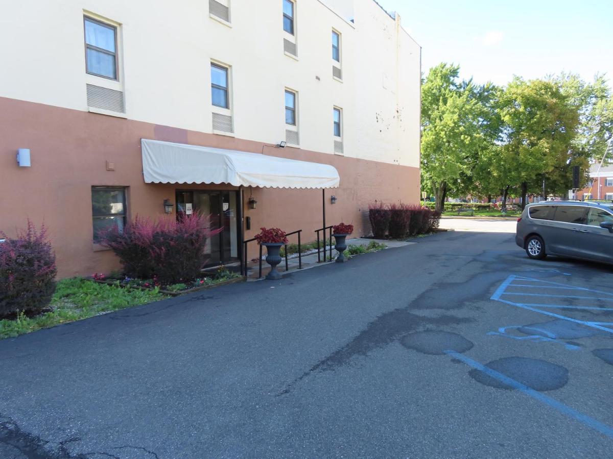 St Charles Hotel Downtown Hudson Exterior photo